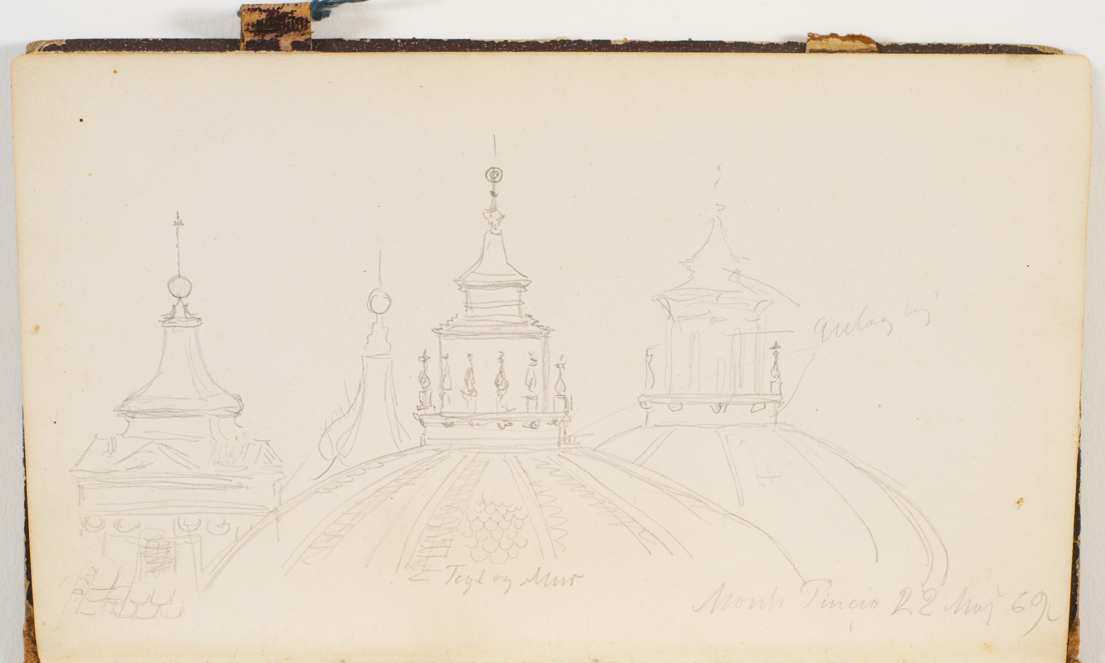 To kirkekupler og et firkantet tårn, tvillingekirkerne S. Maria di Monte Santo og S. Maria de' Miracoli på Piazza del Popolo Rom